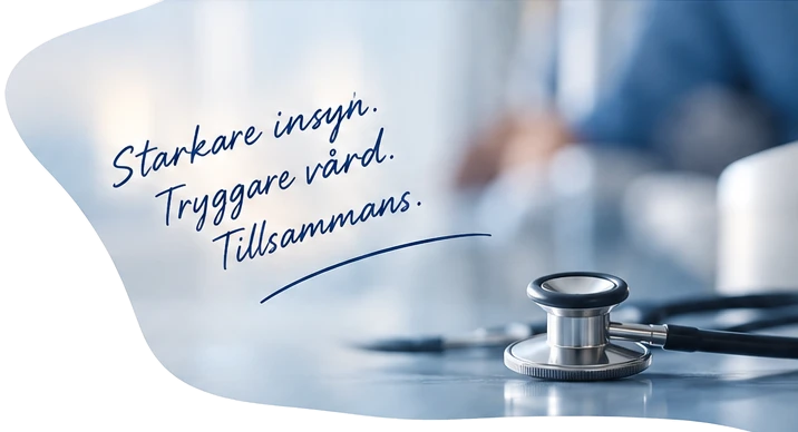 Stetoskop på ett bord med texten: Starkare insyn. Tryggare vård. Tillsammans.